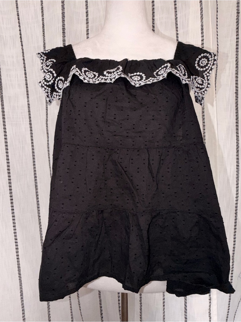 Old Navy Womens Sleeveless Ruffled Tiered Embroidered Dot Swing top Black/white